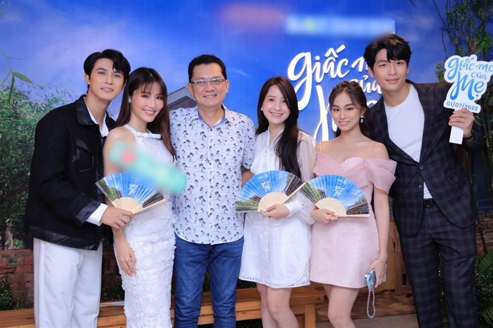 Diễm My 9x ôm Nhan Phúc Vinh, lên tiếng về tin đồn hẹn hò-9