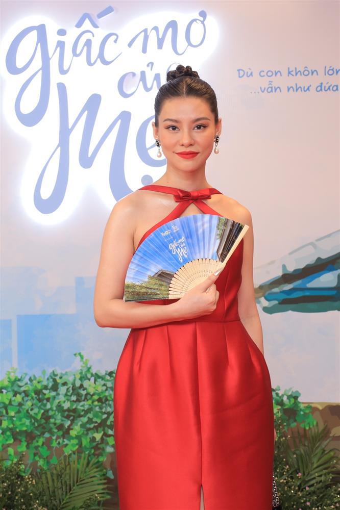 Diễm My 9x ôm Nhan Phúc Vinh, lên tiếng về tin đồn hẹn hò-17