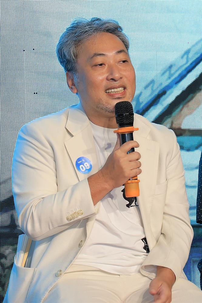 Diễm My 9x ôm Nhan Phúc Vinh, lên tiếng về tin đồn hẹn hò-15