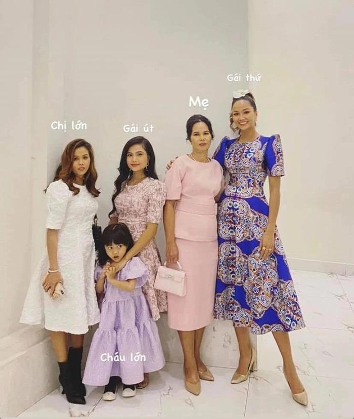 HHen Niê chụp ảnh gia đình, mẹ và em gái chiếm spotlight-1