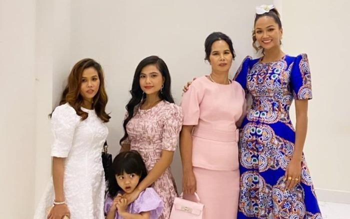 HHen Niê chụp ảnh gia đình, mẹ và em gái chiếm spotlight-2