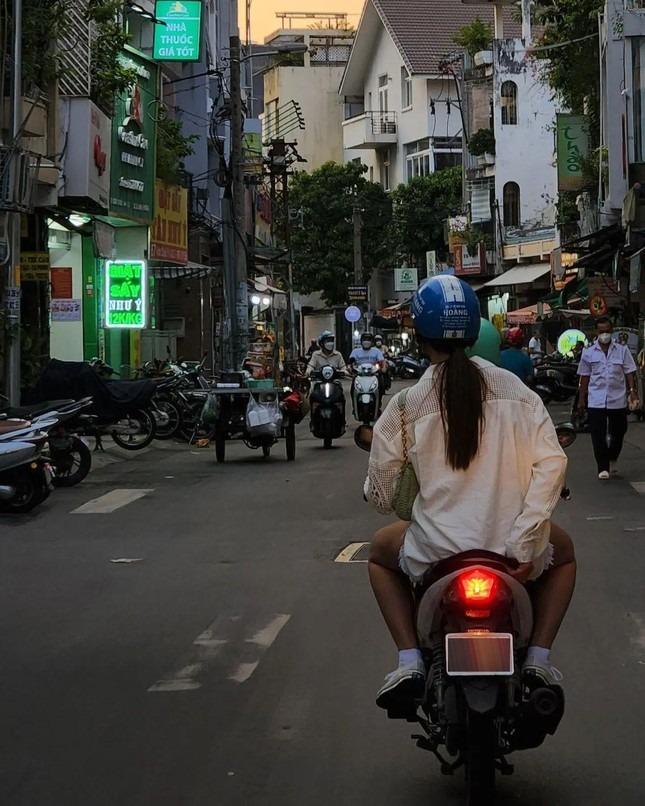 Bộ ảnh viral: Miss Universe Catriona ăn sập hàng quán TP.HCM-4