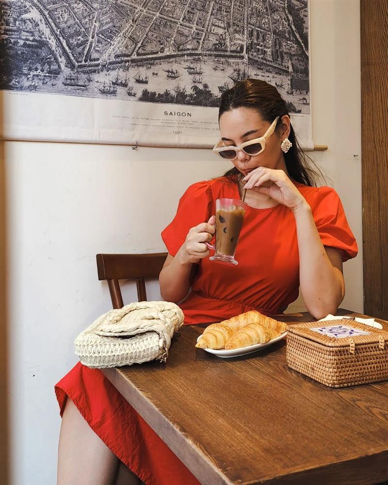 Bộ ảnh viral: Miss Universe Catriona ăn sập hàng quán TP.HCM-9