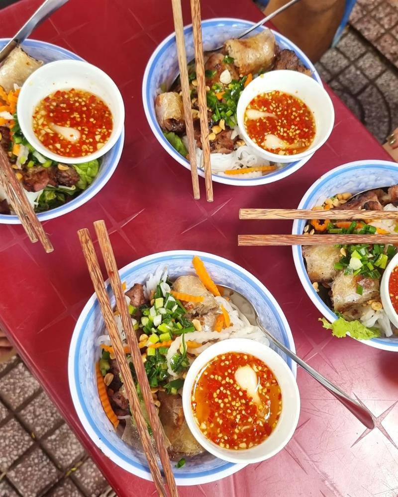 Bộ ảnh viral: Miss Universe Catriona ăn sập hàng quán TP.HCM-8