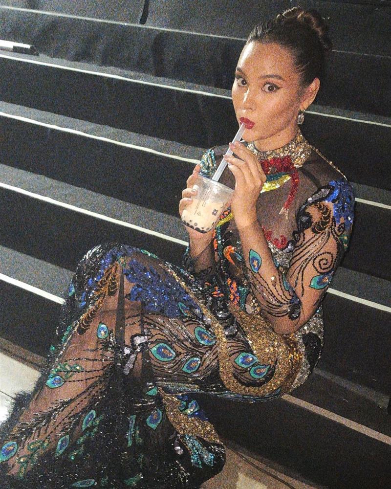 Bộ ảnh viral: Miss Universe Catriona ăn sập hàng quán TP.HCM-12