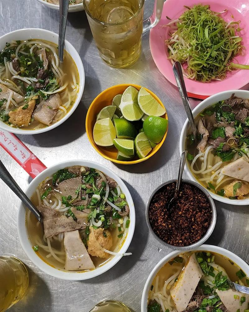 Bộ ảnh viral: Miss Universe Catriona ăn sập hàng quán TP.HCM-6