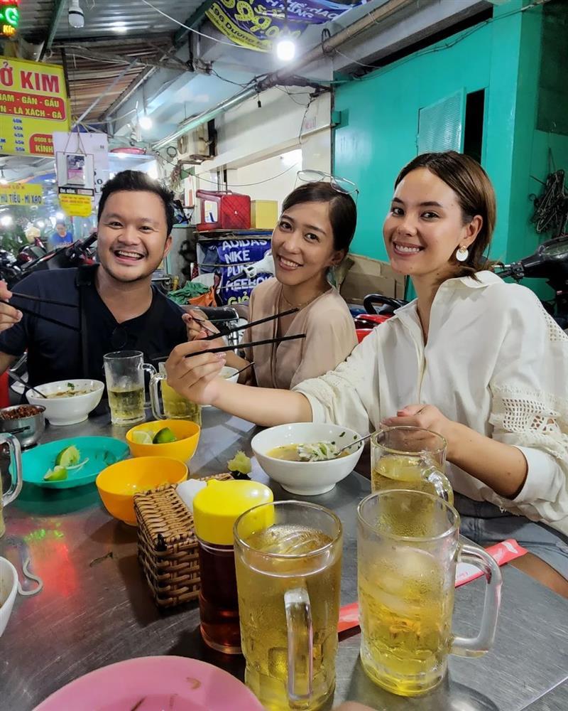 Bộ ảnh viral: Miss Universe Catriona ăn sập hàng quán TP.HCM-5