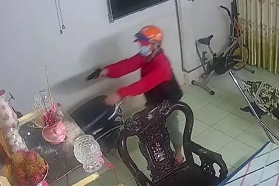 Clip: Kẻ gian dùng súng xông vào nhà dân cướp vàng