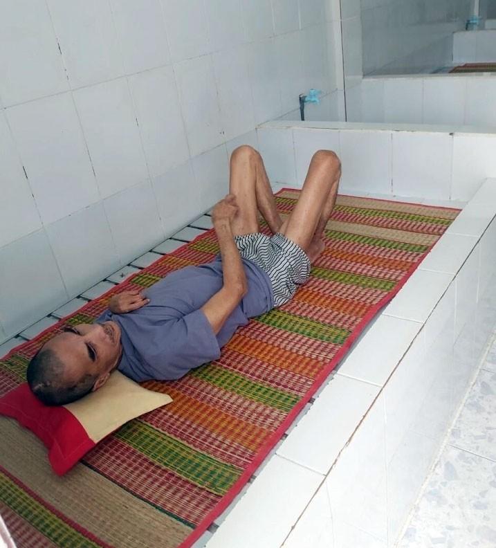 Sự thật tấm ảnh cụ bà ngủ giường gắn bồn cầu xôn xao dư luận-2