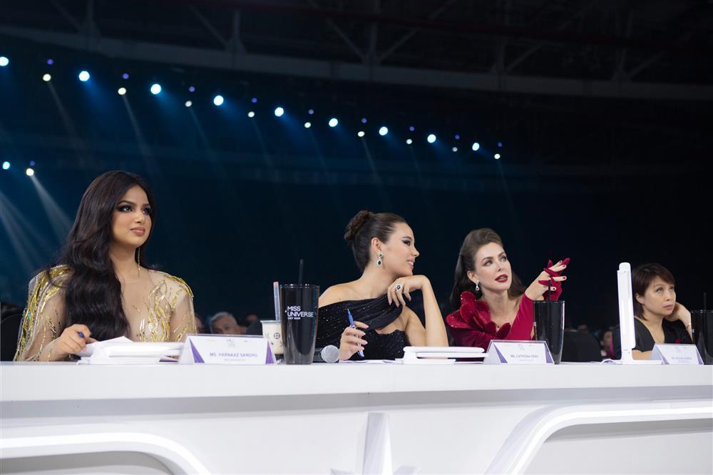 Bộ ảnh viral: Miss Universe Catriona ăn sập hàng quán TP.HCM-3
