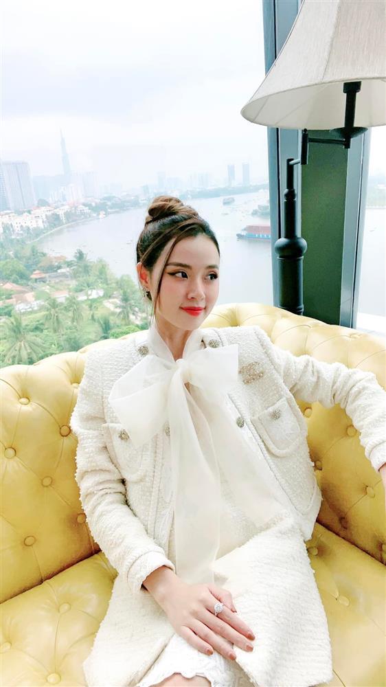 Mặc áo hở hang, Midu để lộ hình xăm đúng vị trí hiểm-4