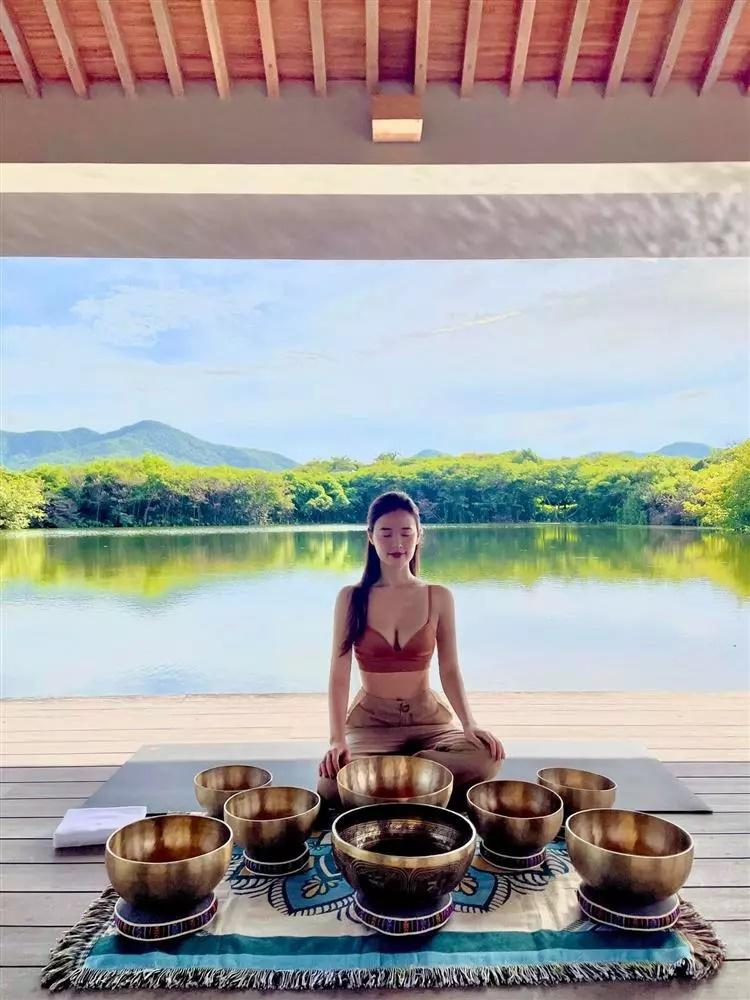 Mặc áo hở hang, Midu để lộ hình xăm đúng vị trí hiểm-9