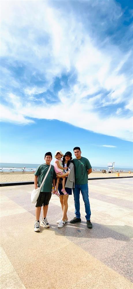 Chồng trẻ thể hiện tình cảm với con riêng Lê Phương ra sao?-15