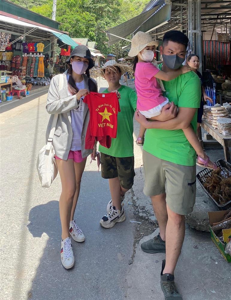 Chồng trẻ thể hiện tình cảm với con riêng Lê Phương ra sao?-18