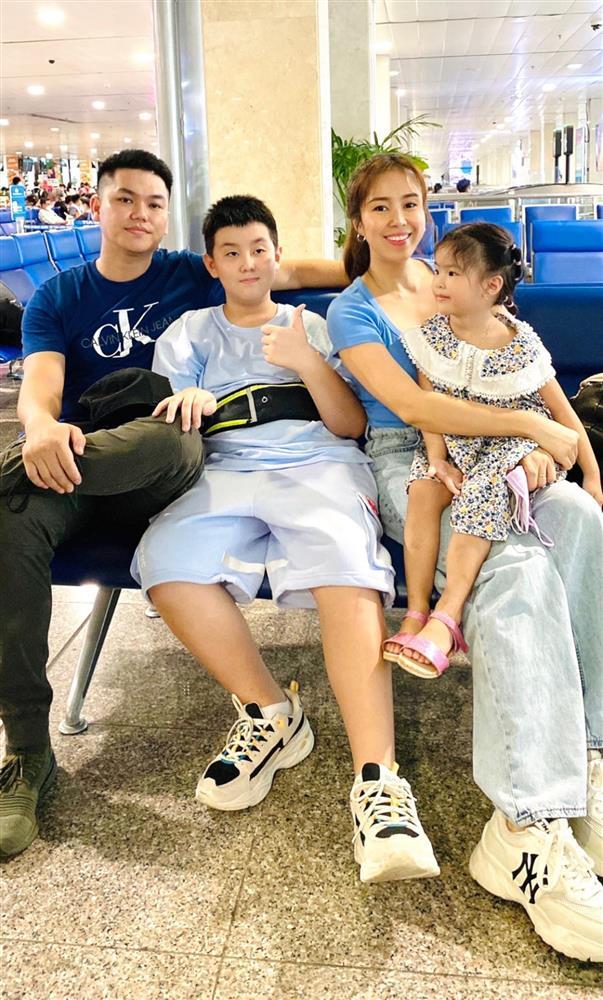 Chồng trẻ thể hiện tình cảm với con riêng Lê Phương ra sao?-1