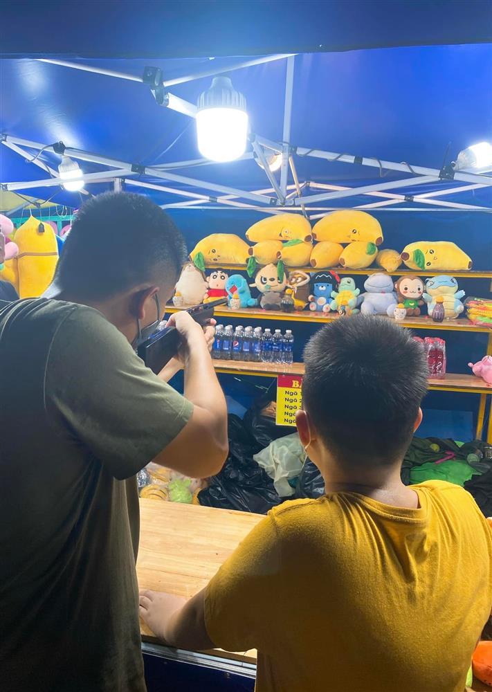 Chồng trẻ thể hiện tình cảm với con riêng Lê Phương ra sao?-8