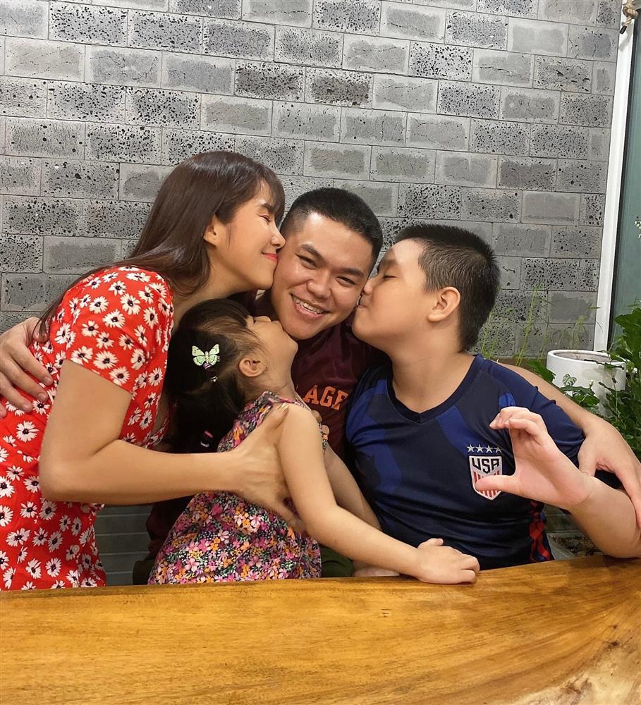 Chồng trẻ thể hiện tình cảm với con riêng Lê Phương ra sao?-22