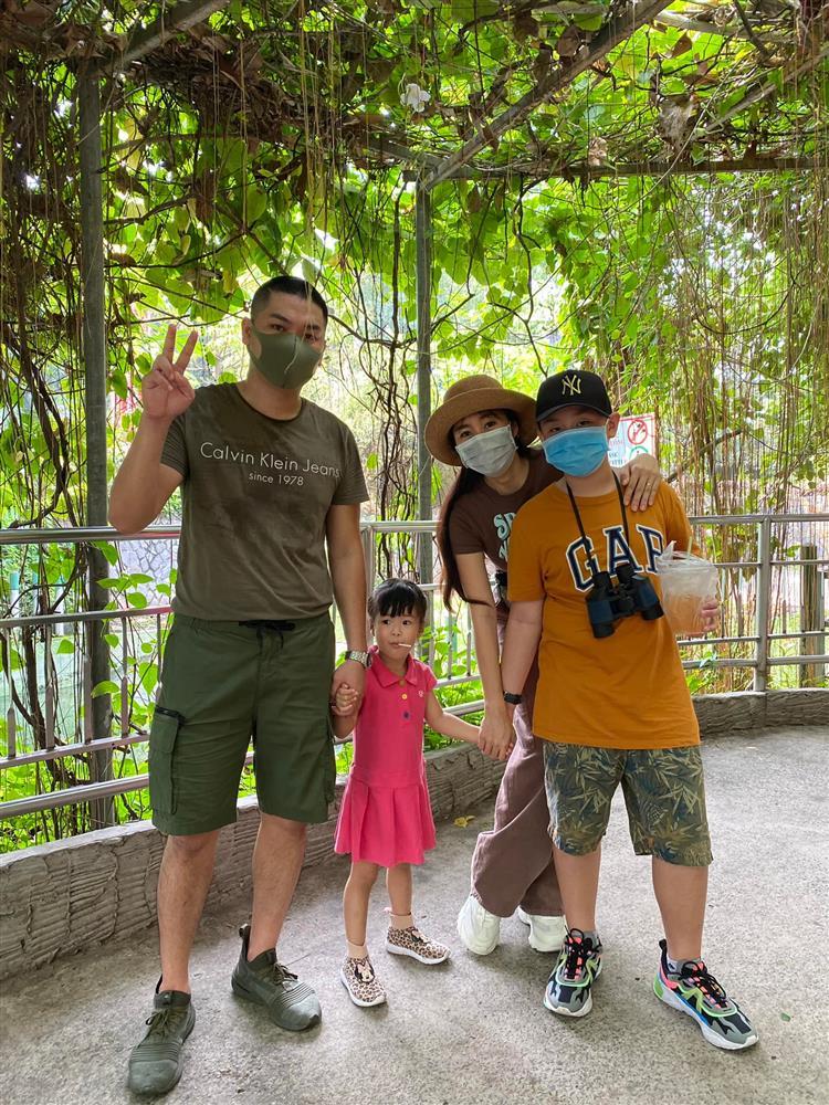 Chồng trẻ thể hiện tình cảm với con riêng Lê Phương ra sao?-23