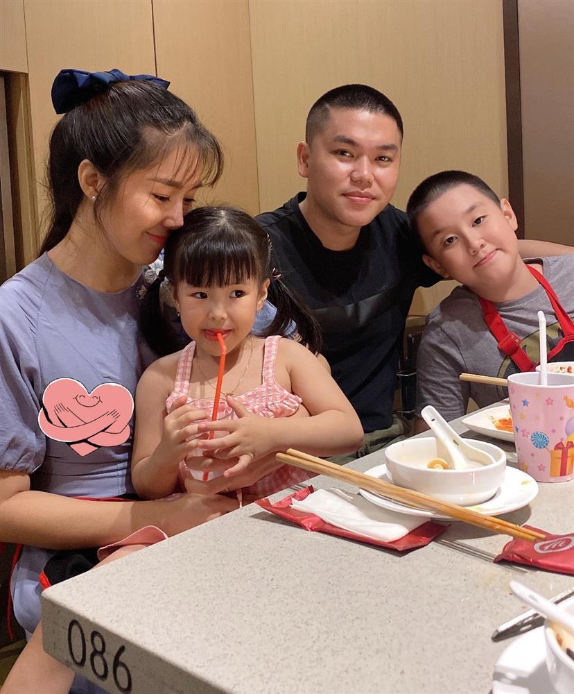 Chồng trẻ thể hiện tình cảm với con riêng Lê Phương ra sao?-24