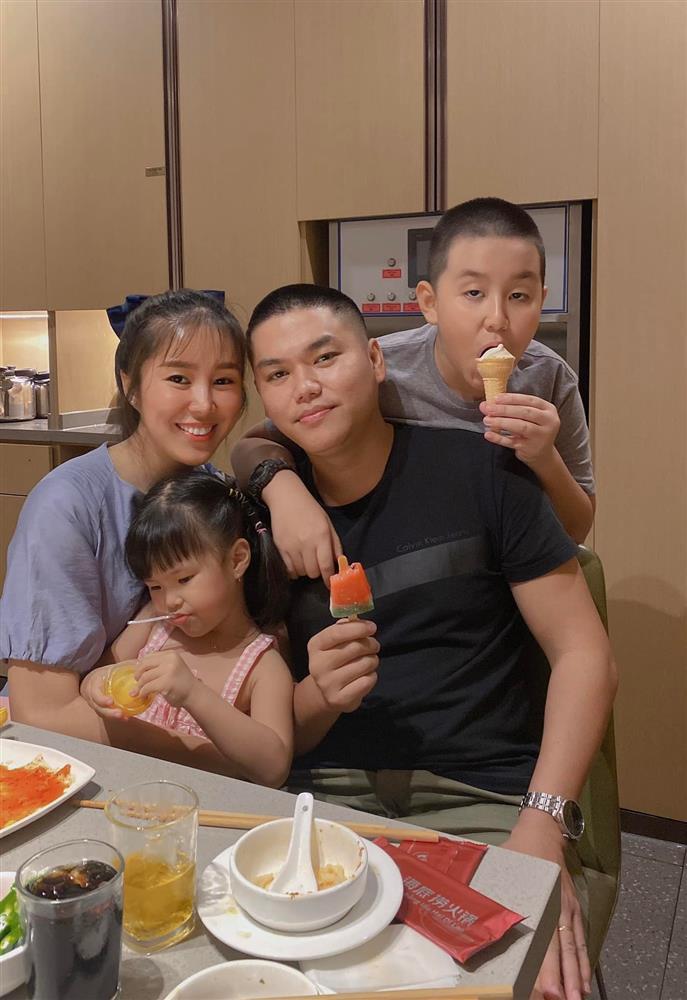 Chồng trẻ thể hiện tình cảm với con riêng Lê Phương ra sao?-25