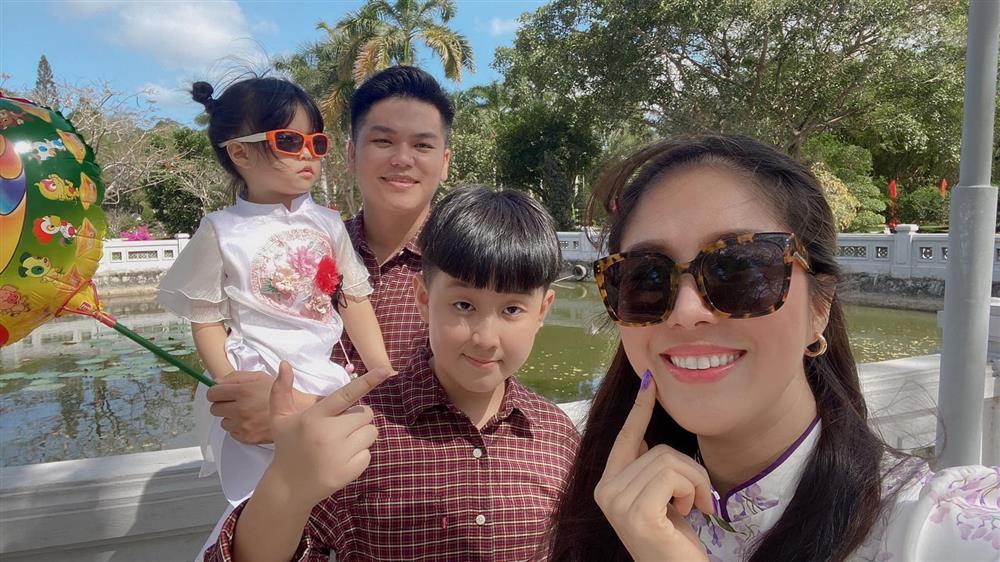 Chồng trẻ thể hiện tình cảm với con riêng Lê Phương ra sao?-14