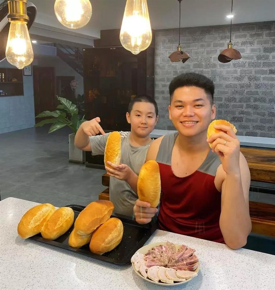 Chồng trẻ thể hiện tình cảm với con riêng Lê Phương ra sao?-19