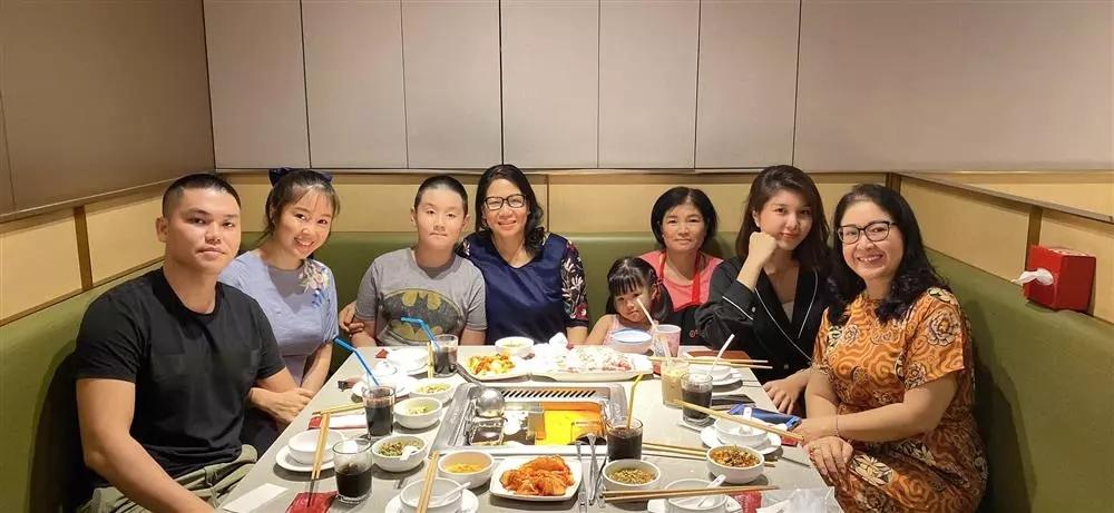 Chồng trẻ thể hiện tình cảm với con riêng Lê Phương ra sao?-20