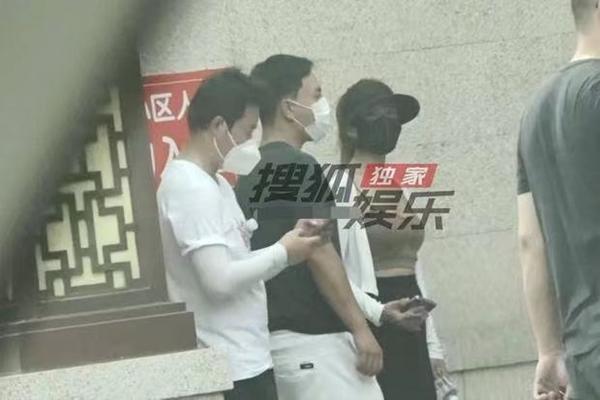 Thích Tiểu Long tuổi 34: Hạnh phúc bên vợ đẹp con xinh-6