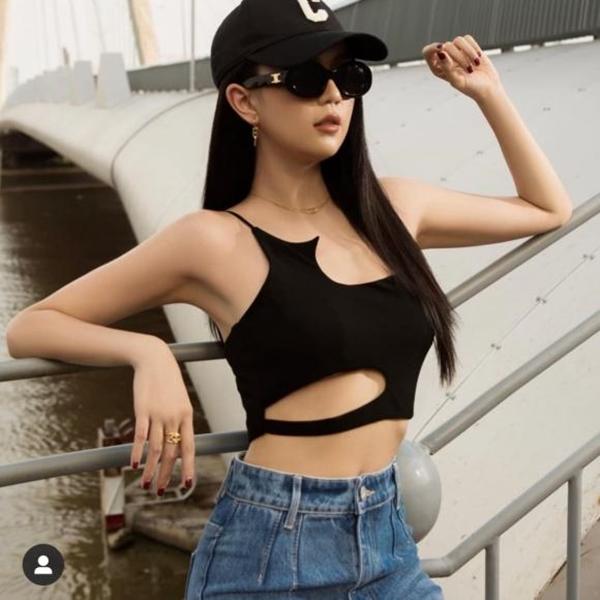 Ngọc Trinh khoe style dạo phố, cắt xẻ hiểm hóc phô phang body-4