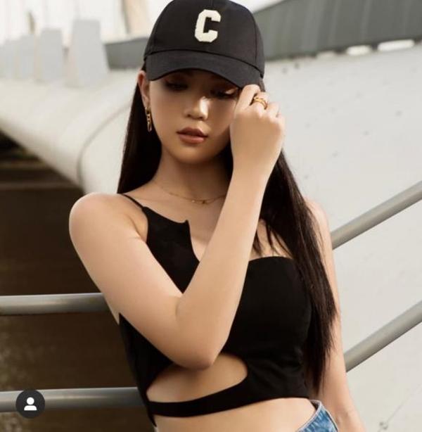 Ngọc Trinh khoe style dạo phố, cắt xẻ hiểm hóc phô phang body-5