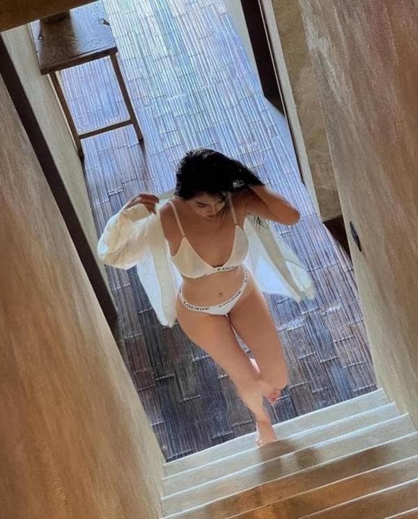 Ngọc Trinh khoe style dạo phố, cắt xẻ hiểm hóc phô phang body-7