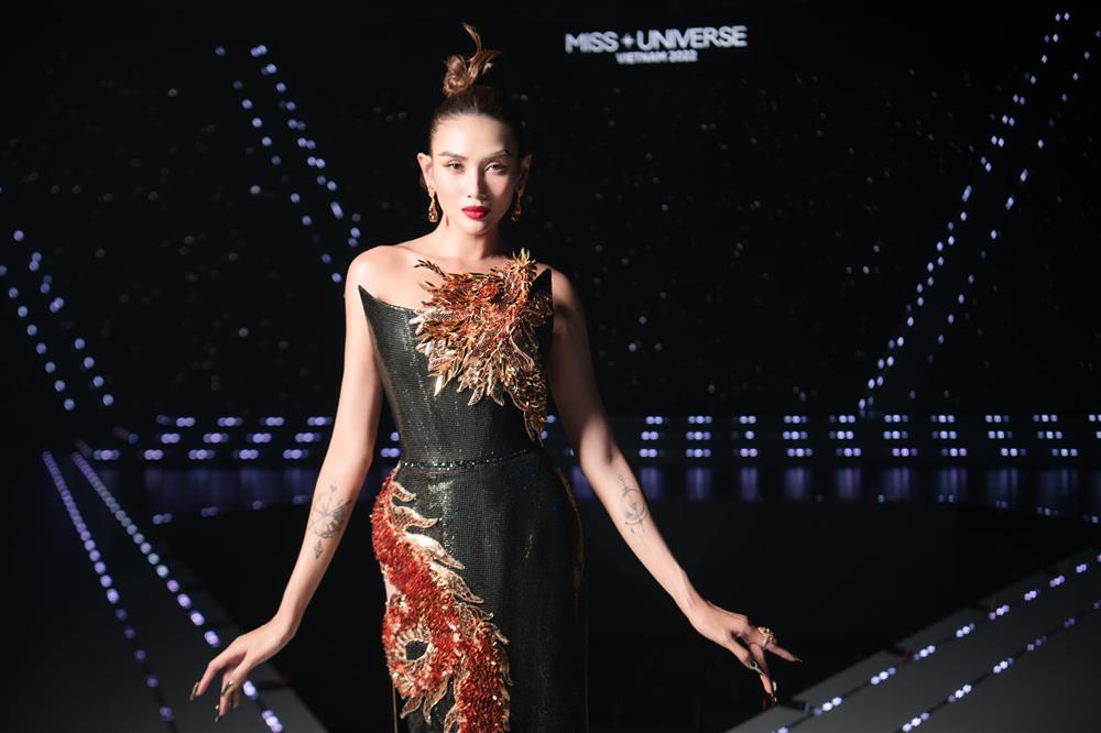 Võ Hoàng Yến giám khảo hóa thí sinh, catwalk liệu có 10 điểm?-9