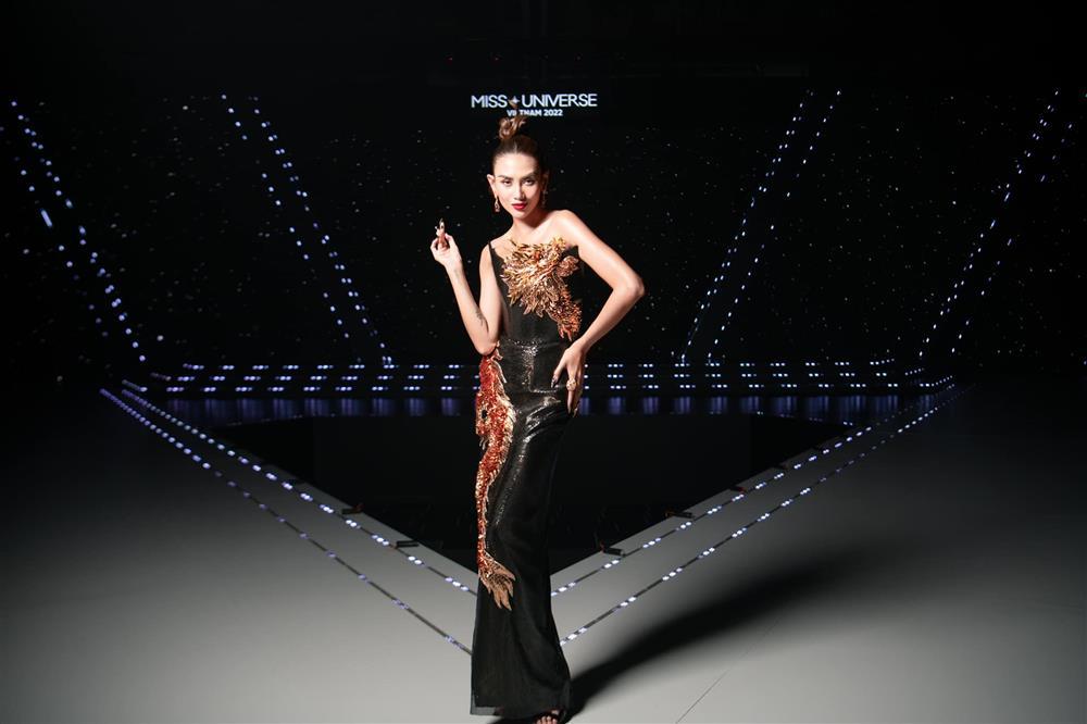 Võ Hoàng Yến giám khảo hóa thí sinh, catwalk liệu có 10 điểm?-10