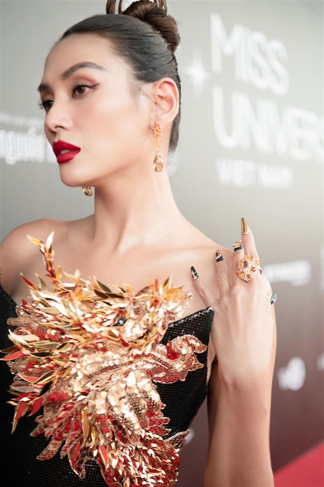 Võ Hoàng Yến giám khảo hóa thí sinh, catwalk liệu có 10 điểm?-7