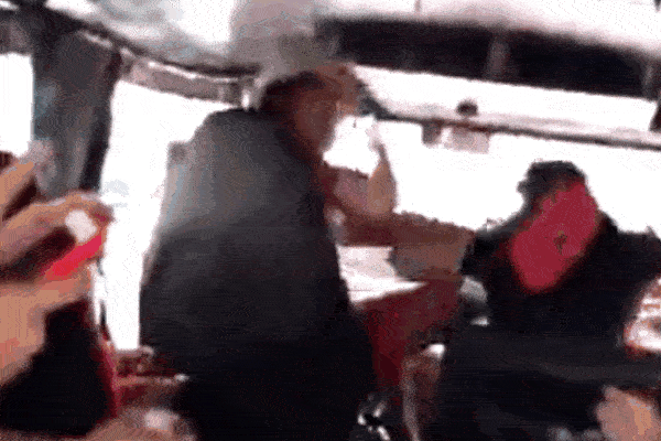 Clip: Bắt tại trận chồng ôm ấp bồ nhí, vợ tung cước xử lý