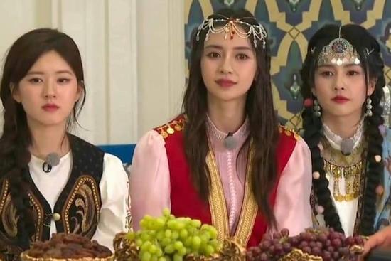 Bạch Lộc 'chỉm nghỉm' khi đọ sắc Angela Baby và Triệu Lộ Tư