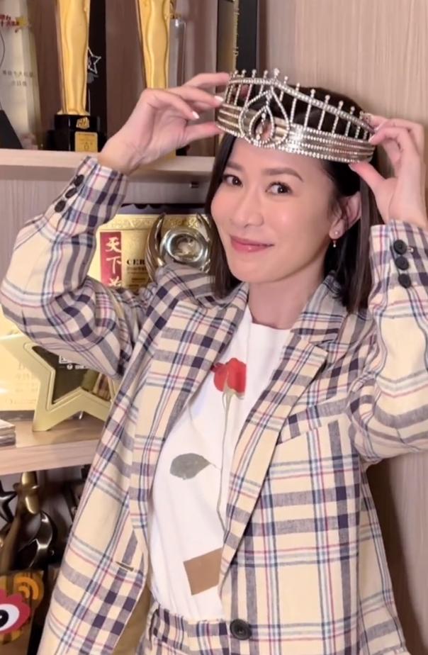 Đội vương miện sau 25 năm, nhan sắc Xa Thi Mạn vẫn choáng ngợp-2