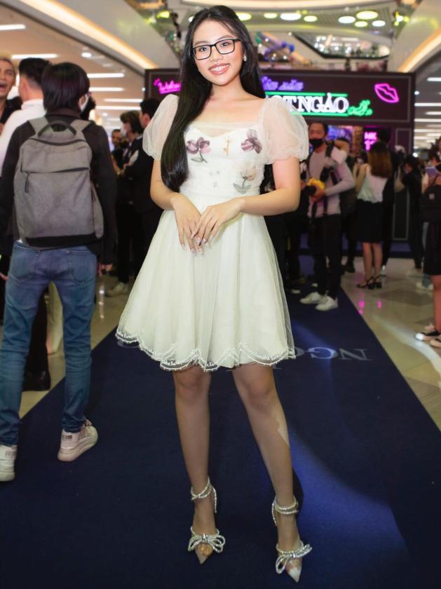 Chỉ 1 đôi giày, mỹ nhân Việt thi nhau mix đồ với váy công chúa-8