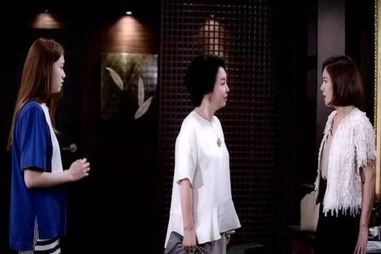 Biết con trai cặp bồ, mẹ chồng vác can xăng đánh ghen hộ con dâu