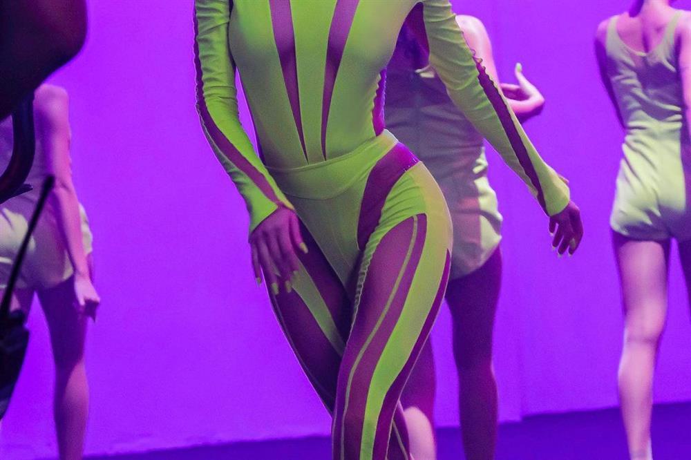 Hồ Ngọc Hà mặc jumpsuit khoét hiểm vùng nhạy cảm gây thót tim-4