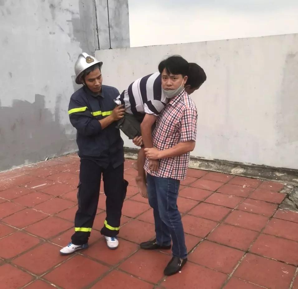 Nghẹt thở giải cứu người đàn ông đứng lan can chung cư la hét-2