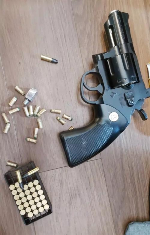 Nã đạn vào công an, gã trai giải cứu người tình rồi bỏ trốn như phim-2