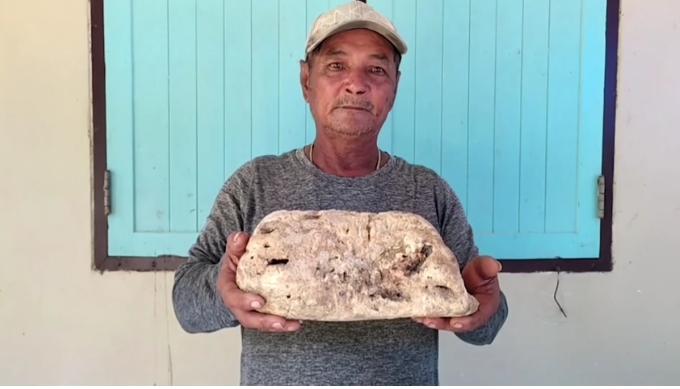 Nhặt được hàng hiếm dạt vào bãi biển, ngư ông một bước đổi đời-1