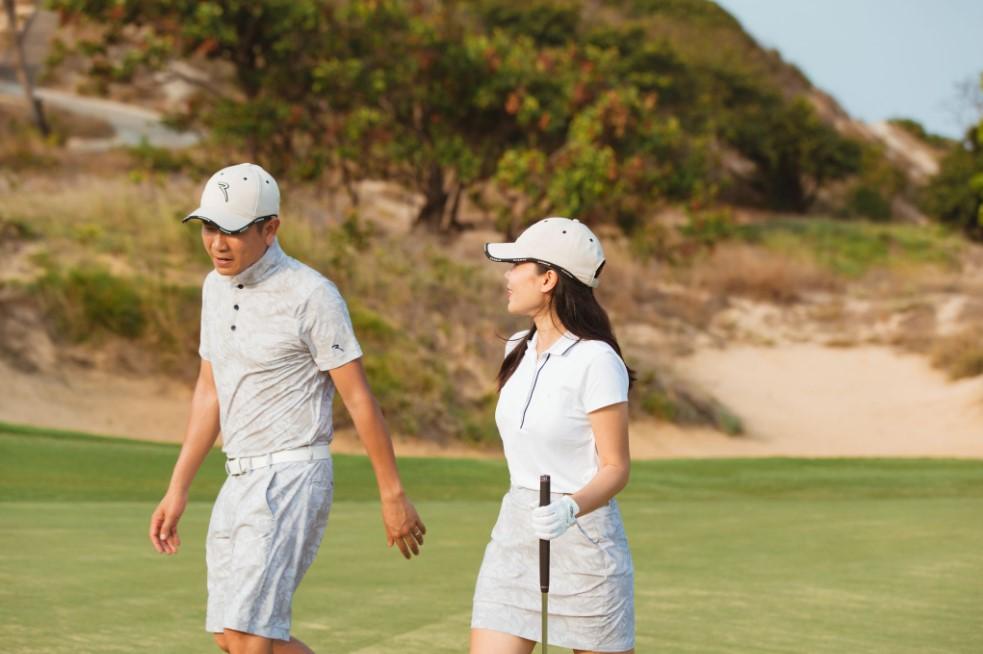 Cả 2 thậm chí còn mặc đồ chơi golf đi dạo phố mà vẫn đảm bảo sự sành điệu.