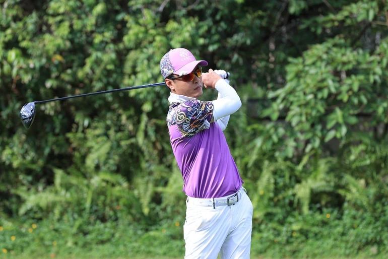 Anh có cả một bộ sưu tập áo golf đủ màu như cầu vồng cùng những họa tiết sặc sỡ.