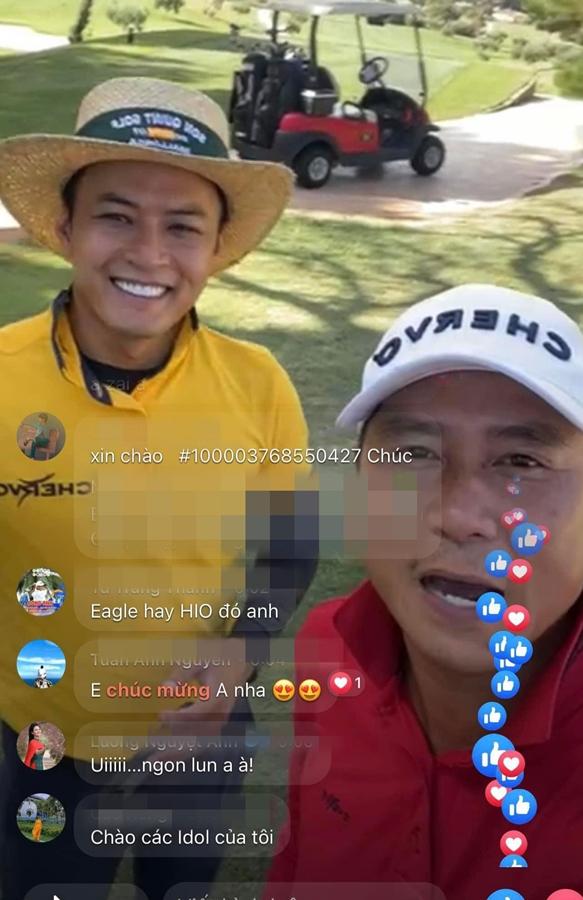 Mới đây trong livestream đánh golf cùng Hồ Hoài Anh tại Tây Ba Nha, Hồng Đăng khiến khá nhiều người bất ngờ vì phong cách có phần lòe loẹt với chiếc áo vàng và mũ cói.