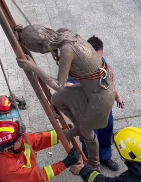 Thất tình tự tử, cô gái bật cười với hình ảnh chính mình khi được cứu hộ-2