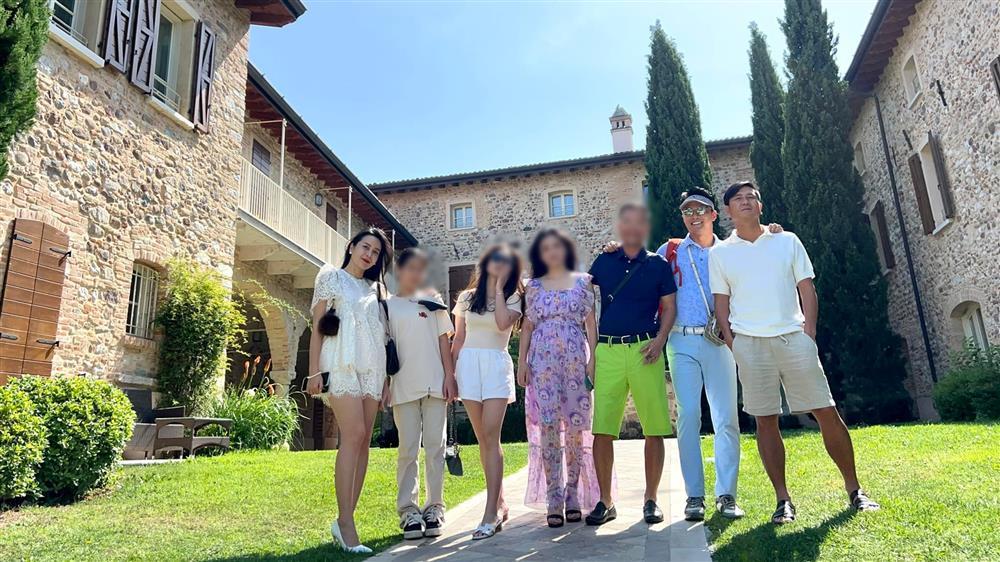 Lưu Hương Giang liên tục xả ảnh ở Ý cùng Hồ Hoài Anh và con gái-2