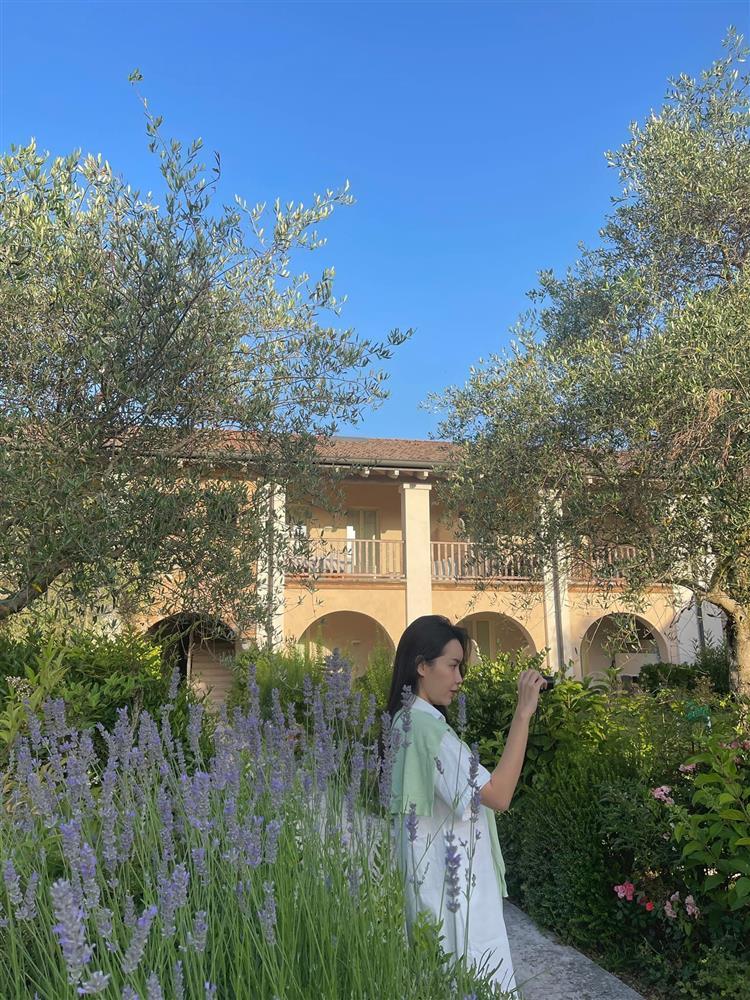 Lưu Hương Giang liên tục xả ảnh ở Ý cùng Hồ Hoài Anh và con gái-5