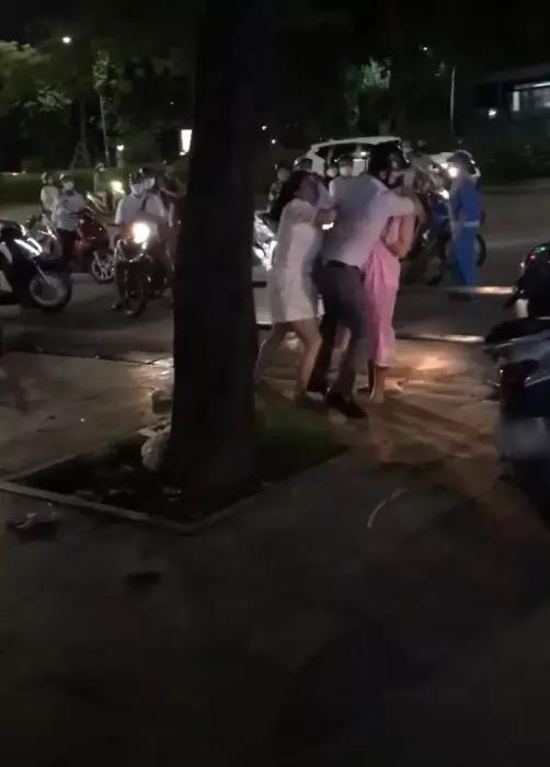 Cô gái bị đánh ghen ở phố Đại Cồ Việt đưa bằng chứng không giật chồng-1